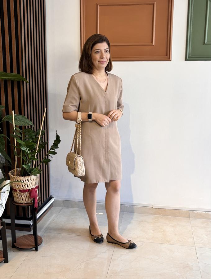 V yaka kapama düğmeli bej renk cepli elbise