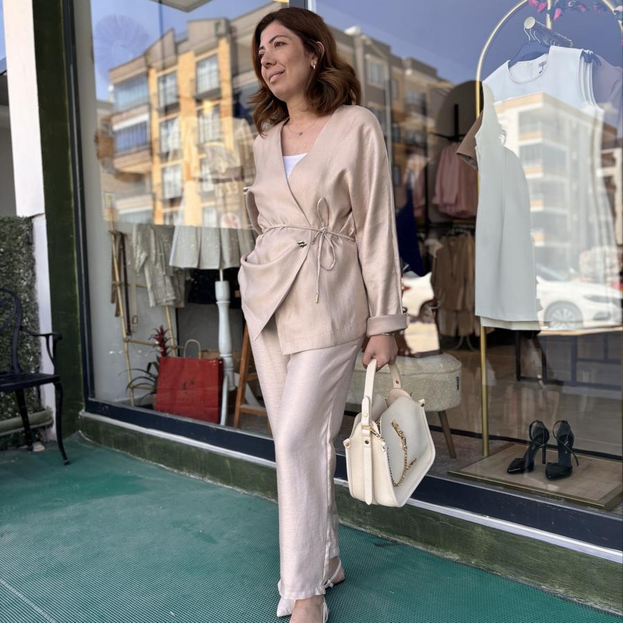 İnce ceket ve beli lastikli pantolon takım