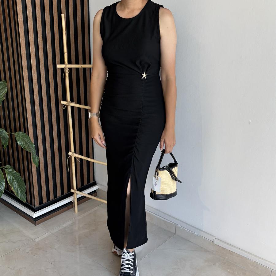 Kolsuz yırtmaçlı siyah elbise