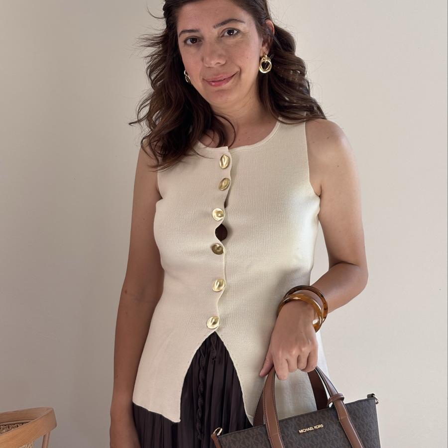 Standart beden düğmeli triko yeleğimiz