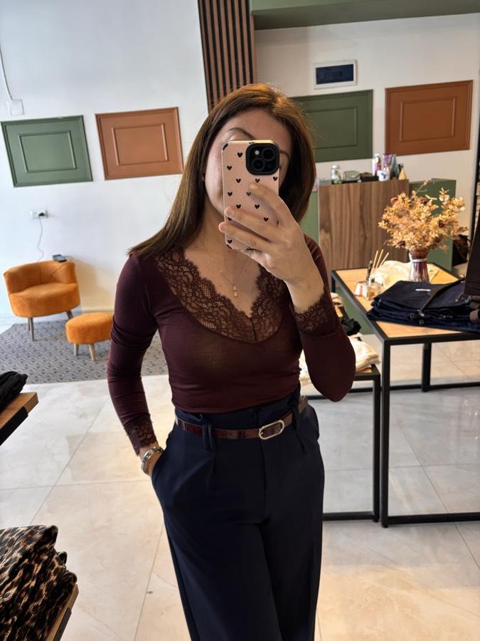 Bordo yaka ve kol uçları dantelli bluz