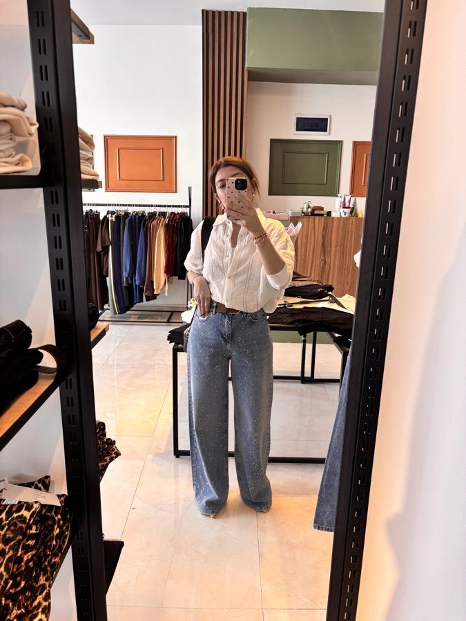 Beyaz tensel dokusu müthiş bir gömlek