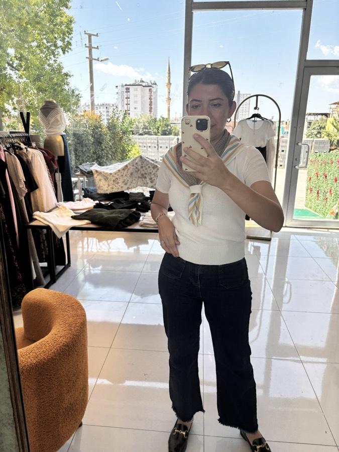 Fularlı krem triko